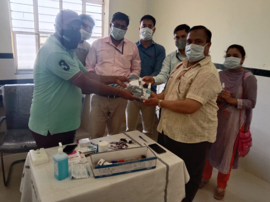 जार ने चिकित्साकर्मियों को बांटे मास्क व सैनिटाइजर