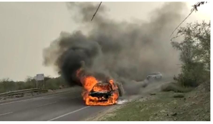 Bikaner Car Accident जलती कार में पल भर देर होती तो महिला जिंदा जल जाती ! | If the burning car had been delayed for a moment, the woman would have been burnt alive!