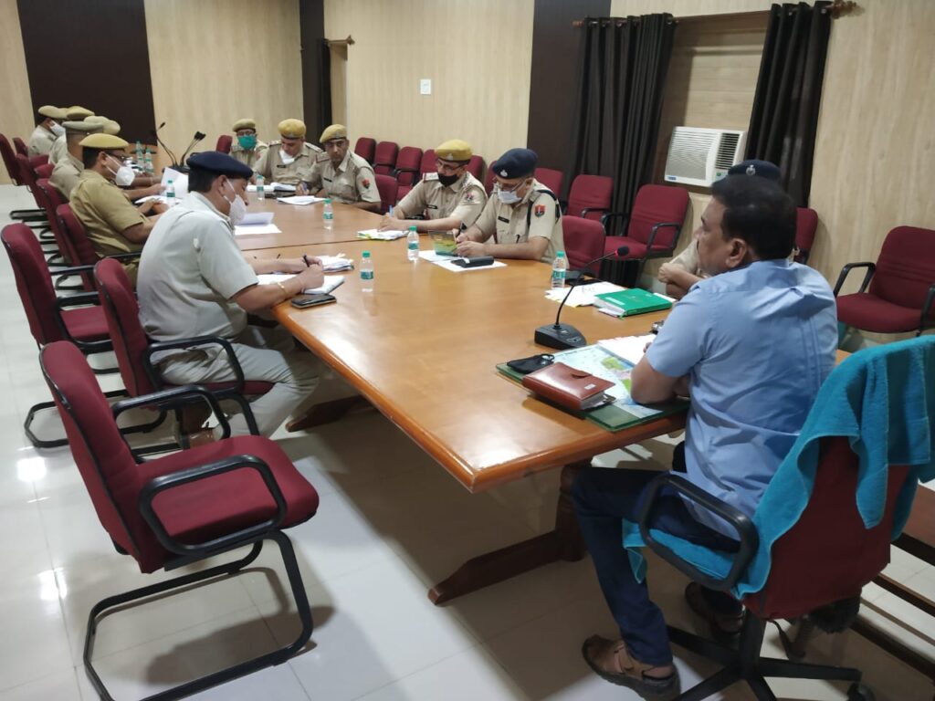 अवैध शराब, जुआ/सट्टा व मादक पदार्थों पर प्रभावी कार्यवाही हेतु शहर श्रीगंगानगर के थानाधिकारीगण को सख्त निर्देश 2 Strict instructions to the police officers of the city of Sri Ganganagar for effective action against illegal liquor, gambling / betting and drugs