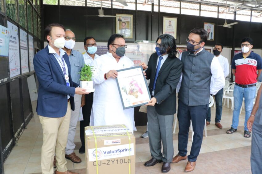 चिकित्सा मंत्री को विजन स्प्रिंग संस्थान ने सौंपे 150 ऑक्सीजन कंसंट्रेटर