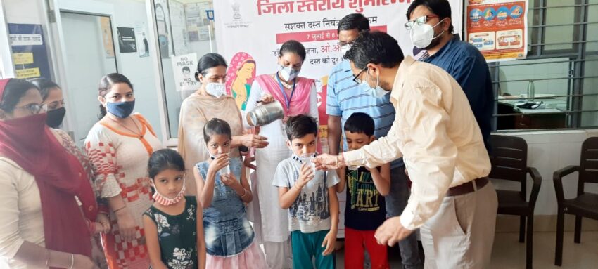 IEC health medical Hanumangarh News hindi बच्चों को ORS का घोल पिलाकर CMHO डॉ. नवनीत शर्मा ने किया सशक्त गहन दस्त नियंत्रण कार्यक्रम का शुभारम्भ