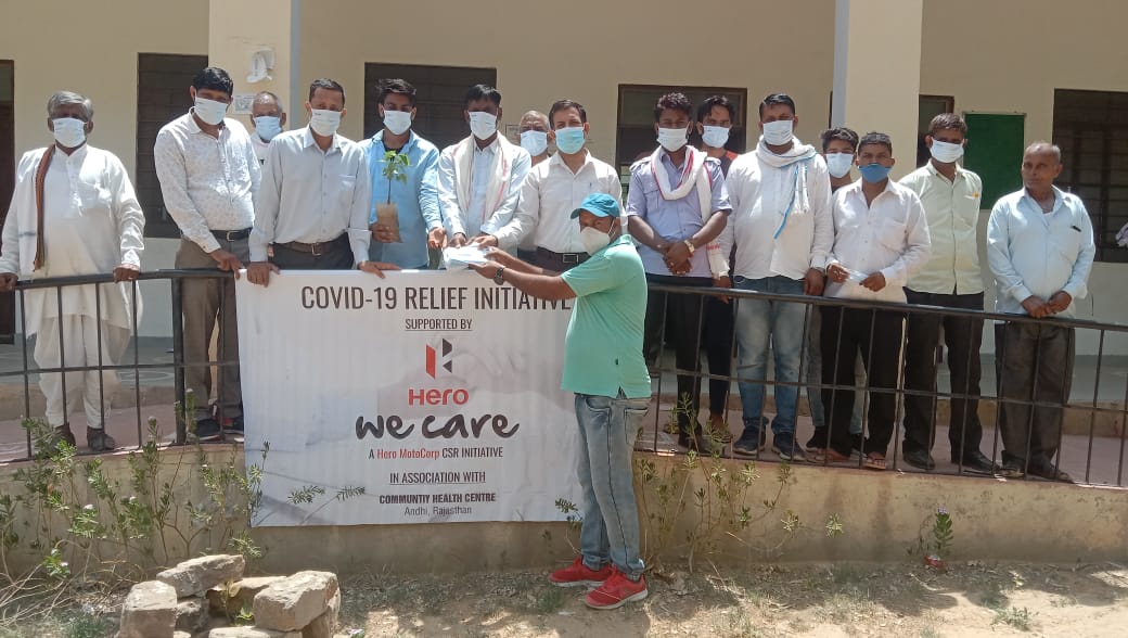 हीरो मोटोकॉर्प व जार की ओर से ग्रामीणों व विद्यालय स्टाफ को बांटे मास्क