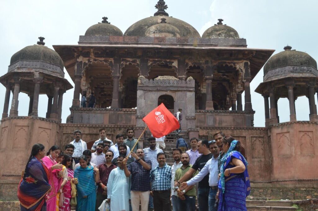 विप्र फाउंडेशन के ध्वज का अनावरण, रणथंभौर में त्रिनेत्र गणेश को अर्पित किया गया पहला झंडा