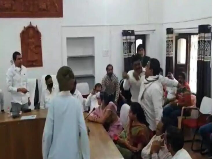 भाजपा से कांग्रेस में आए नेता पा रहे है इनाम,कार्यकर्ता प्रभारी के सामने ही झगड़ पड़े, हुई आपस में धक्का-मुक्की और हाथापाई