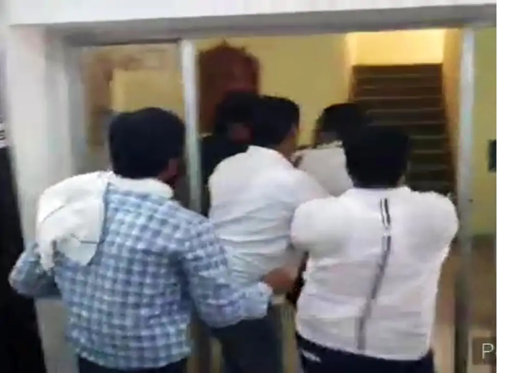 भाजपा से कांग्रेस में आए नेता पा रहे है इनाम,कार्यकर्ता प्रभारी के सामने ही झगड़ पड़े, हुई आपस में धक्का-मुक्की और हाथापाई 2 congress1