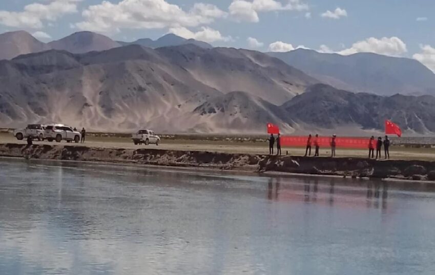 चीनी सैनिकों ने लद्दाख सीमा पर सिंधु नदी के पास घुस PLA के दिखाए झंडे-बैनर चीनी सैनको ने लद्दाख सीमा पर सिंधु नदी के पास घुस PLA के दिखाए झंडे-बैनर