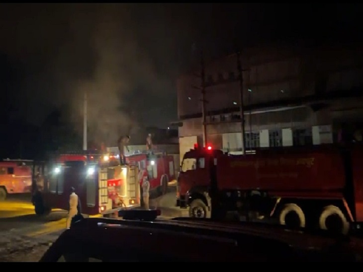 जयपुर के वीकेआई एरिया की सैनेट्री गोदाम में लगी आग, लाखों रुपए का माल जलकर हुआ खाक