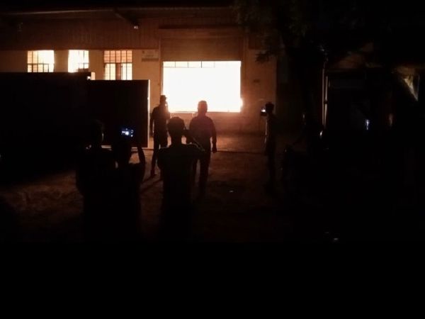 जयपुर के वीकेआई एरिया की सैनेट्री गोदाम में लगी आग, लाखों रुपए का माल जलकर हुआ खाक