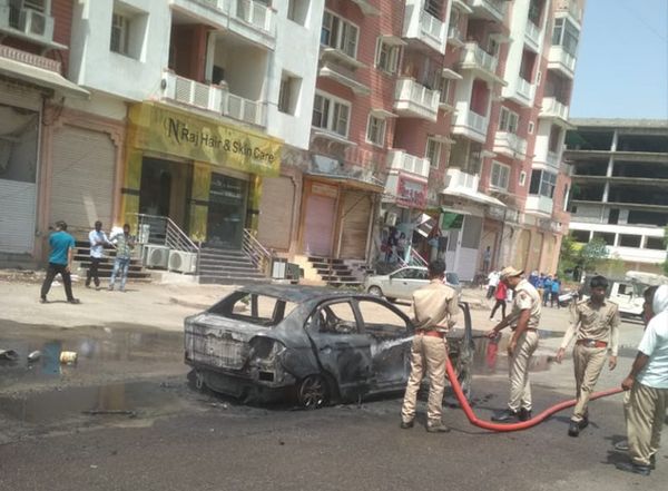 सेंट्रल स्पाइन के पास लक्जरी कार बनी आग का गोला, ​​​​​​​बैंक के बाहर थी खड़ी , अचानक चिंगारियां निकलीं