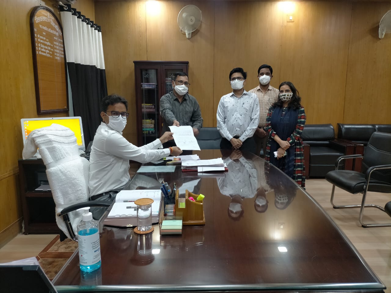 बहरोड़ उपखंड अधिकारी के साथ हुए कथित दुर्व्यवहार मामले में आरएएस अधिकारियों ने जिला कलक्टर को दिया ज्ञापन 