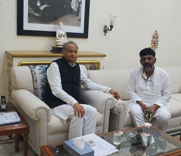 डीके शिवकुमार की निजी यात्रा तो बहाना, सियासी संकट खत्म करने की कवायद