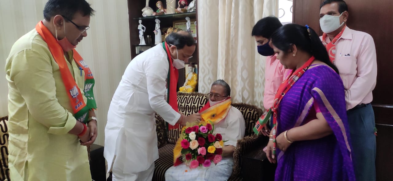 अरुण सिंह पहुंचे भाभड़ा का आशीर्वाद लेने