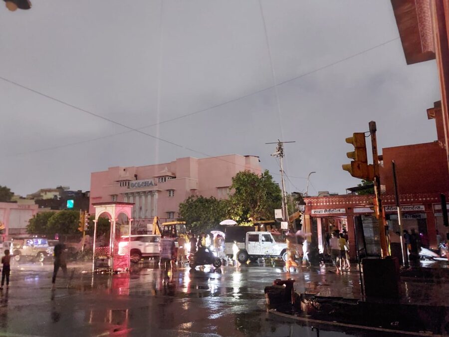 राजधानी जयपुर में भारी बारिश से पुराना बरगद का पेड़ गिरने से हुआ हादसा,एक की मौत