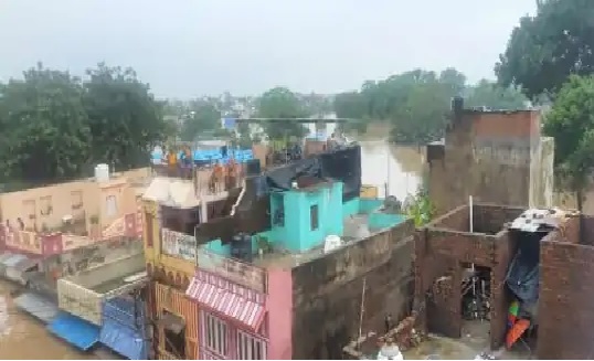कोटा में बाढ़ के हालात गंभीर, सेना को बुलाया, सैकड़ो लोग फंसे, कई गांव टापू बने 8 से 10 फीट पानी 2 kota flood 4