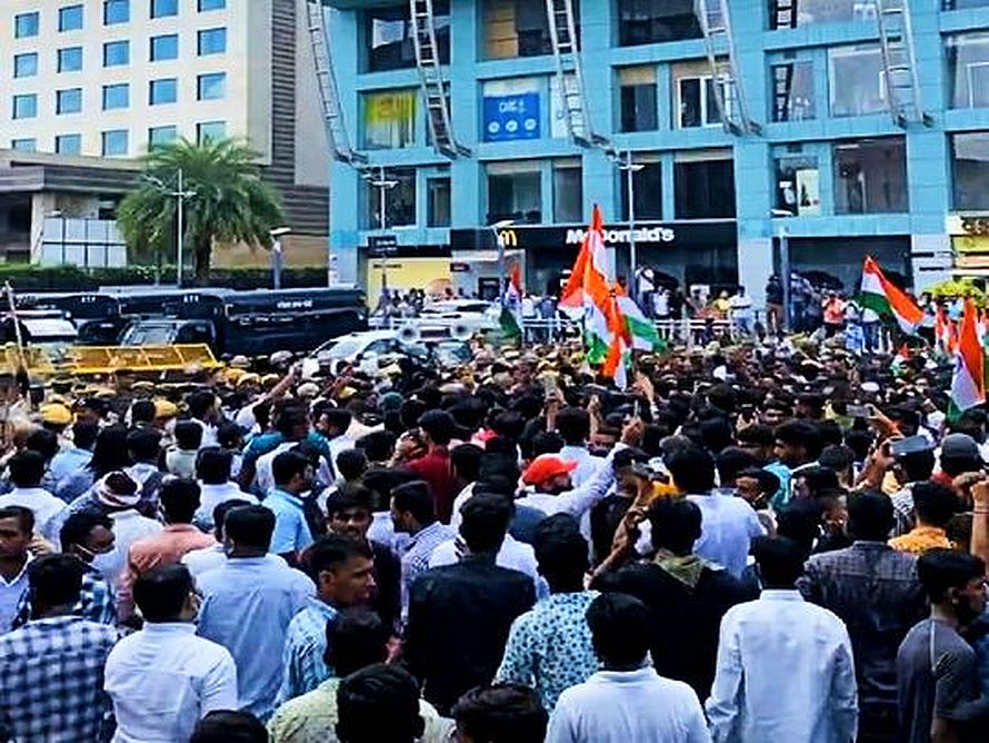 छात्र अपनी मांगो को लेकर सडको पर उतरे