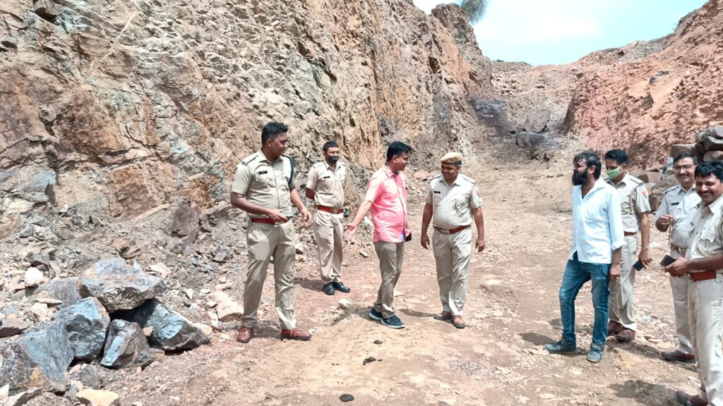 अवैध खनन और परिवहन के खिलाफ राज्यभर में कार्यवाही तेज, 48 से अधिक वाहन जब्त, करोड़ों रु. के जुर्माने के साथ ही पुलिस में एफआईआर दर्ज 2 प्रदेश भर में अवैध खनन व परिवहन के खिलाफ कार्रवाई तेज, 48 से अधिक वाहन जब्त, करोड़ों रुपये अर्थदंड सहित पुलिस में प्राथमिकी दर्ज