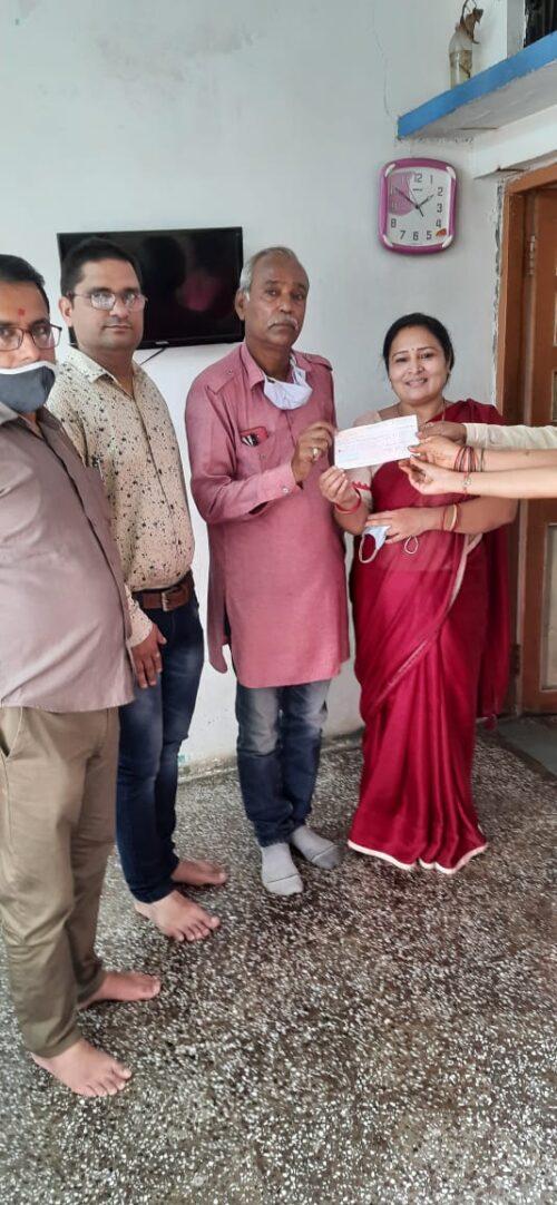 विप्र फाउण्डेशन बांसवाडा ने विप्र बालिका शिक्षा सहयोग संकल्प के तहत दिया चेक