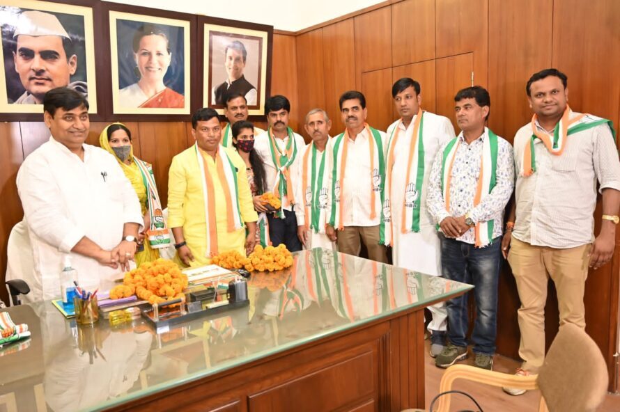 BJP members joined Congress | बीजेपी से आये सदस्यों ने कांग्रेस का दामन थामा