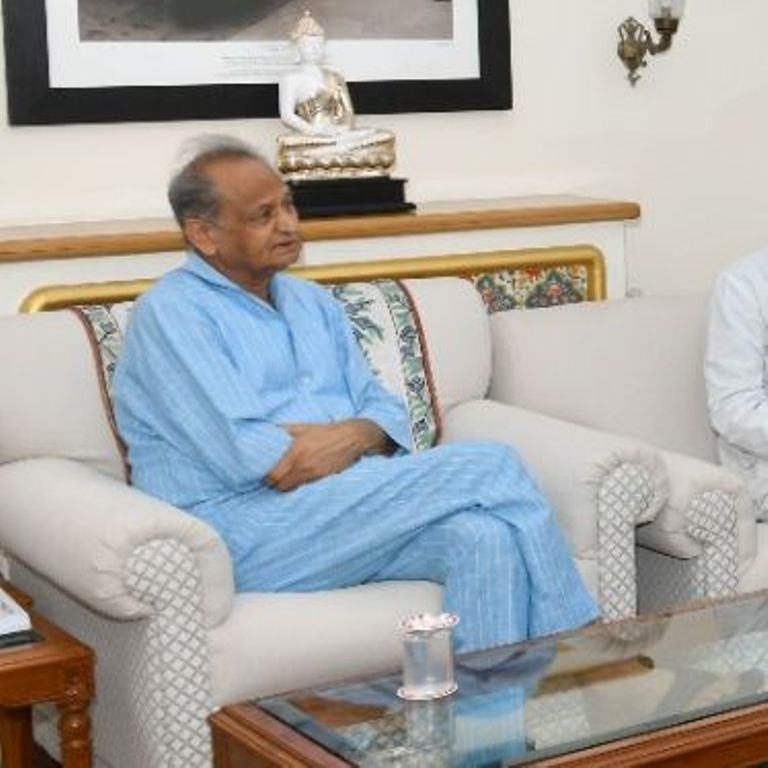 मुख्यमंत्री अशोक गहलोत को देखने एम्स के डॉ विनय बहल जयपुर आये