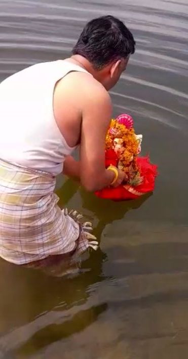 ढूंढ़ नदी में गणेश प्रतिमा का विसर्जन 3 WhatsApp Image 2021 09 16 at 9.44.35 PM