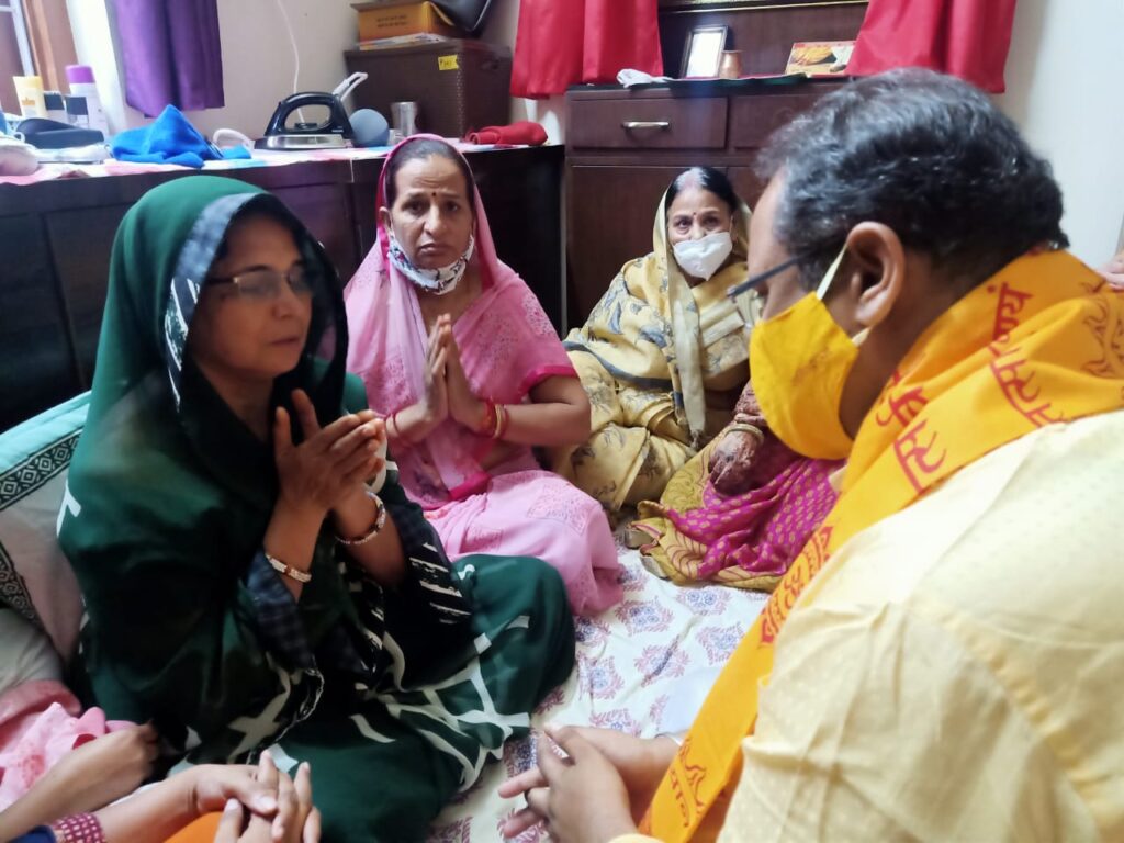 डॉ. चिन्मय पंड्या ने  वृक्ष गंगा अभियान के प्रभारी विष्णु गुप्ता के निधन पर परिजनों को बंधाया ढांढ़स