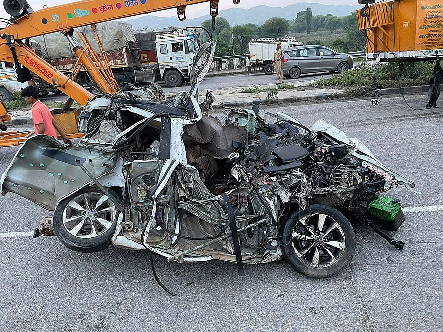 चौमूं भीषण सड़क हादसा: 2 ट्रेलरों के बीच फंसकर चकनाचूर हुई कार, SI भर्ती परीक्षा देने जा रहे 4 युवकों की दर्दनाक मौत