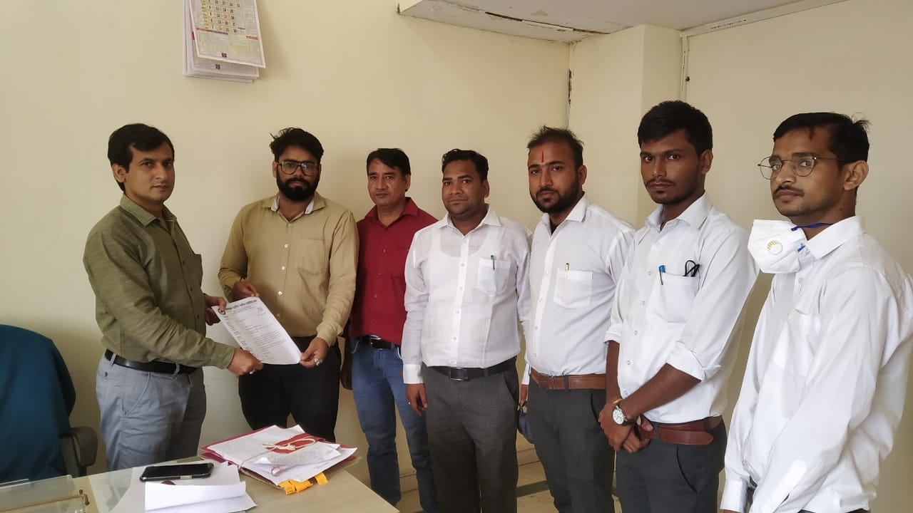 बीएससी नर्सिंग कोर्स में दाखिले के नाम पर छात्रों से मनमानी वसूली, छात्रों ने आरयूएचएस रजिस्ट्रार को सौंपा ज्ञापन, आंदोलन की चेतावनी