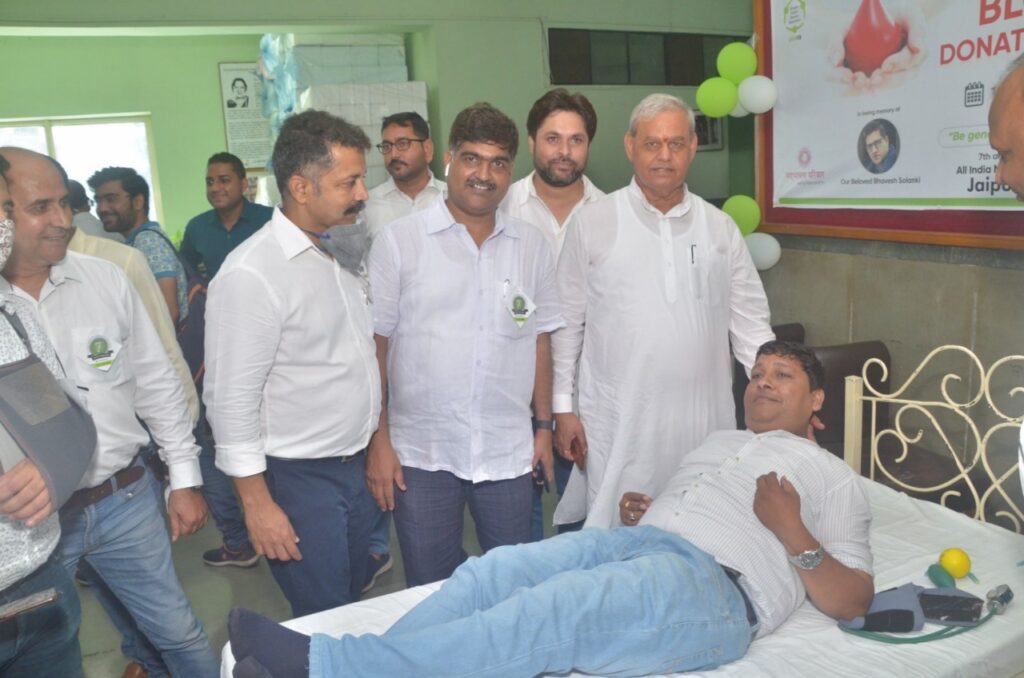 मोबाइल व्यवसायियों ने किया विशाल रक्तदान शिविर का आयोजन 2 मोबाइल व्यवसायियों ने किया विशाल रक्तदान शिविर का आयोजन
