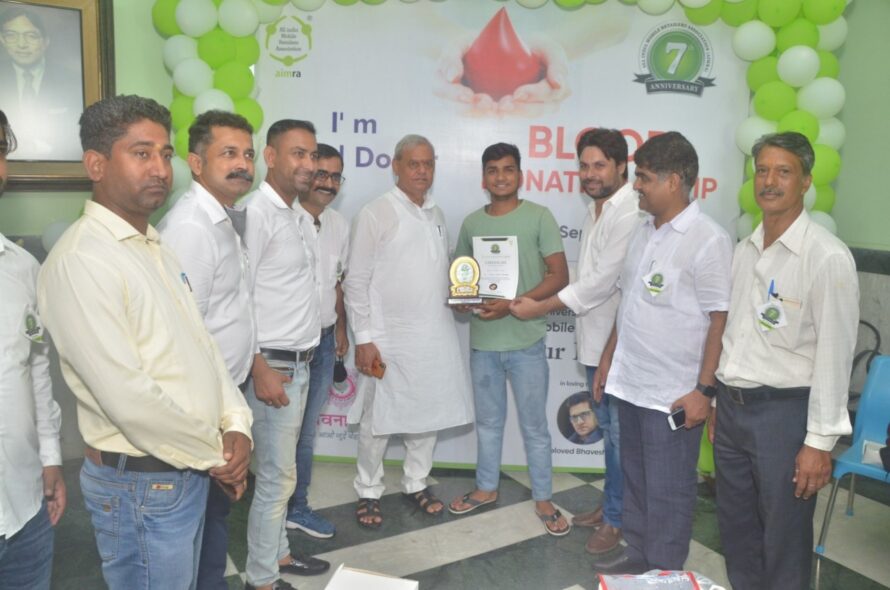 मोबाइल व्यवसायियों ने किया विशाल रक्तदान शिविर का आयोजन