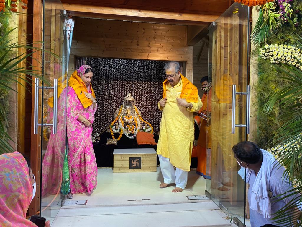 भगवान राम लल्ला के दर्शन और पूजा अर्चना कर भाव विह्लल हुई राम वंशज दिया कुमारी 3 भगवान राम लल्ला के दर्शन और पूजा अर्चना कर भाव विह्लल हुई राम वंशज दिया कुमारी