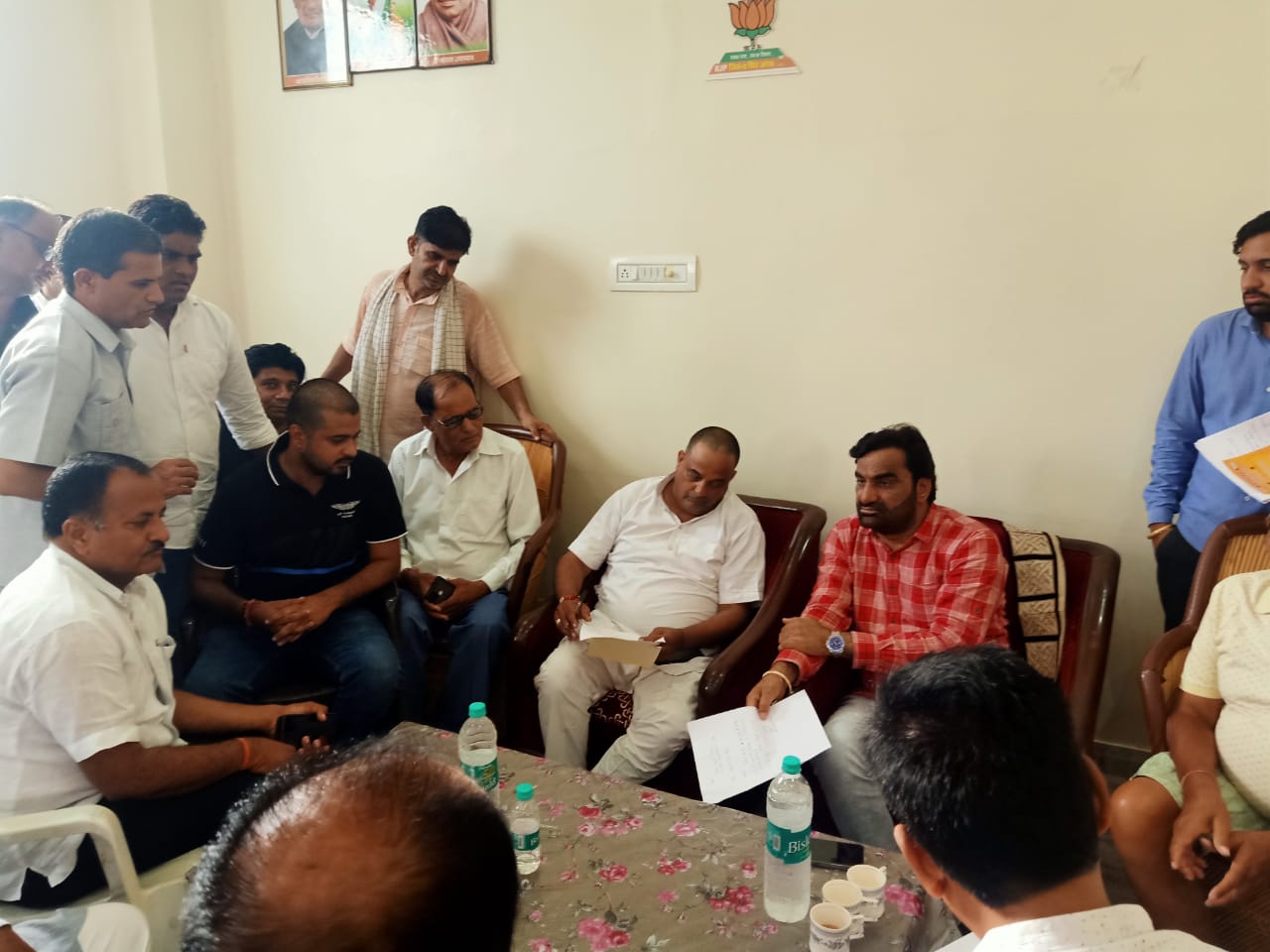 Nagaur MP Hanuman Beniwal was on Didwana tour today, listened to public problems and interacted with local people | नागौर सांसद हनुमान बेनीवाल आज रहे डीडवाना दौरे पर,जन समस्याओं को सुनकर स्थानीय लोगो से किया संवाद