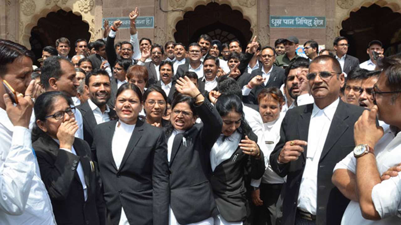 Raj Bhavan returned the bill related to lawyers without approval: Returned citing protest of lawyers, ball back in government's court | राजभवन ने बिना मंजूरी लौटाया वकीलों से जुड़ा बिल:वकीलों के विरोध का हवाला दे वापस लौटाया, वापस गेंद सरकार के पाले में