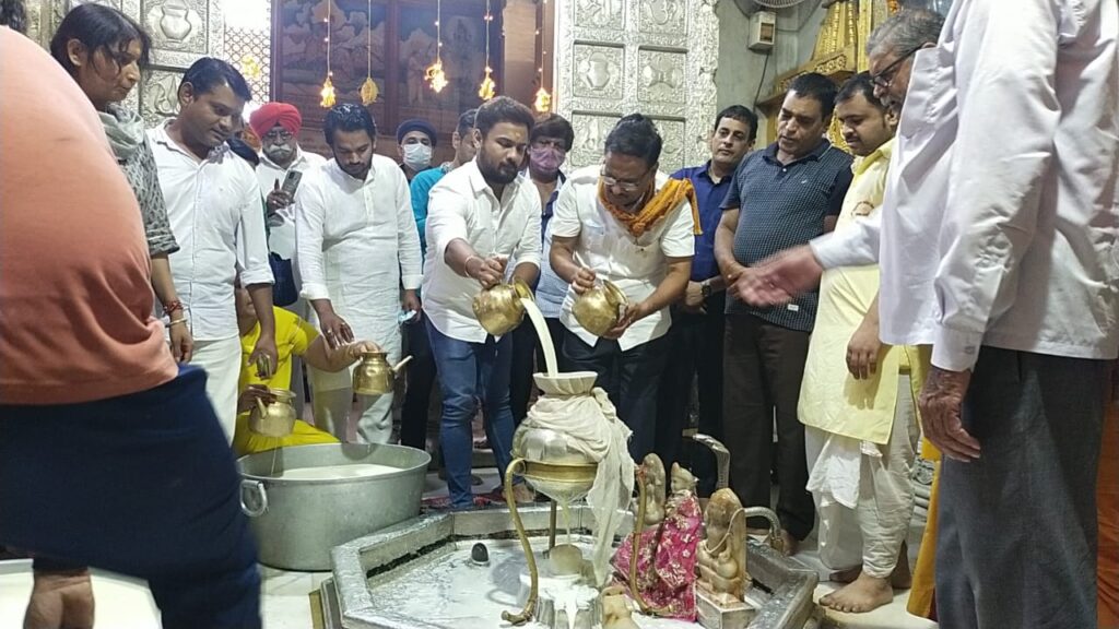 सरकारी मुख्य सचेतक डॉ. महेश जोशी ने सादगी से मनाया जन्मदिन, गोविंददेवजी के पूजा-अर्चना की
