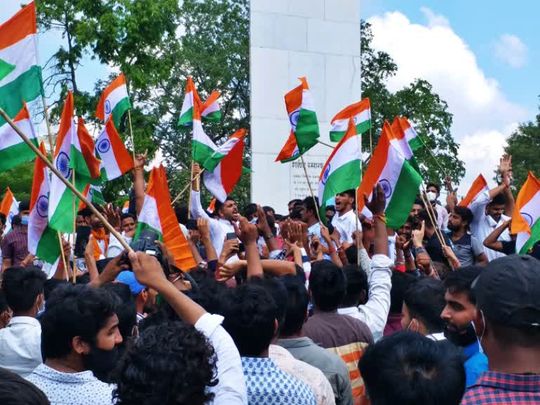 छात्र अपनी मांगो को लेकर सड़को पर उतरे 2 छात्र अपनी मांगो को लेकर सडको पर उतरे
