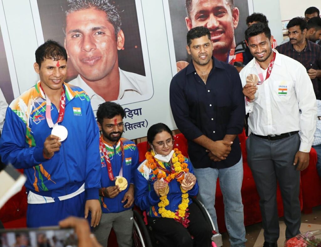 Paralympian players who reached Jaipur were welcomed at the airport, money rained heavily on the players | जयपुर पहुंचे पैरालिंपियन खिलाड़ियों का एयरपोर्ट पर किया गया स्वागत, खिलाड़ियों पर जमकर बरसा पैसा