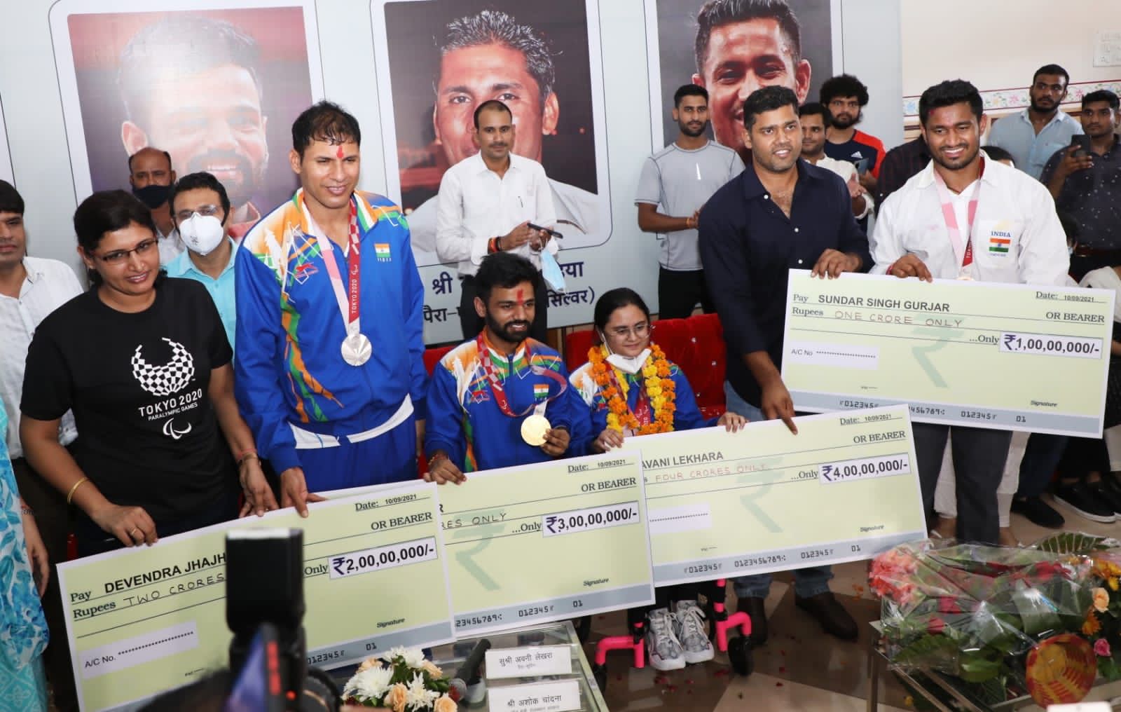Paralympian players who reached Jaipur were welcomed at the airport, money rained heavily on the players | जयपुर पहुंचे पैरालिंपियन खिलाड़ियों का एयरपोर्ट पर किया गया स्वागत, खिलाड़ियों पर जमकर बरसा पैसा
