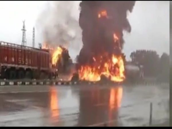Major accident on Chittorgarh-Udaipur six lane: truck rammed into a tanker filled with petrol, caught fire चित्तौड़गढ़-उदयपुर सिक्सलेन पर हुआ बड़ा हादसा: पेट्रोल से भरे टैंकर में ट्रक ने मारी टक्कर, लगी आग