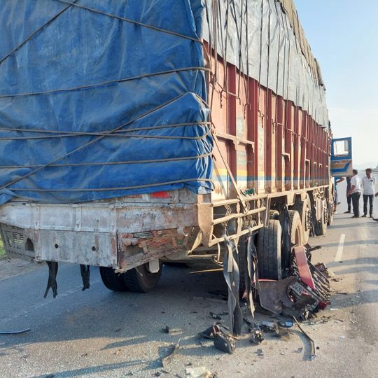 ट्रक की टक्कर से उड़े कार के परखच्चे, एक की मौत; घायल युवक को किया अजमेर रैफर 2 ट्रक की टक्कर से उड़े कार के परखच्चे, एक की मौत; घायल युवक को किया अजमेर रैफर