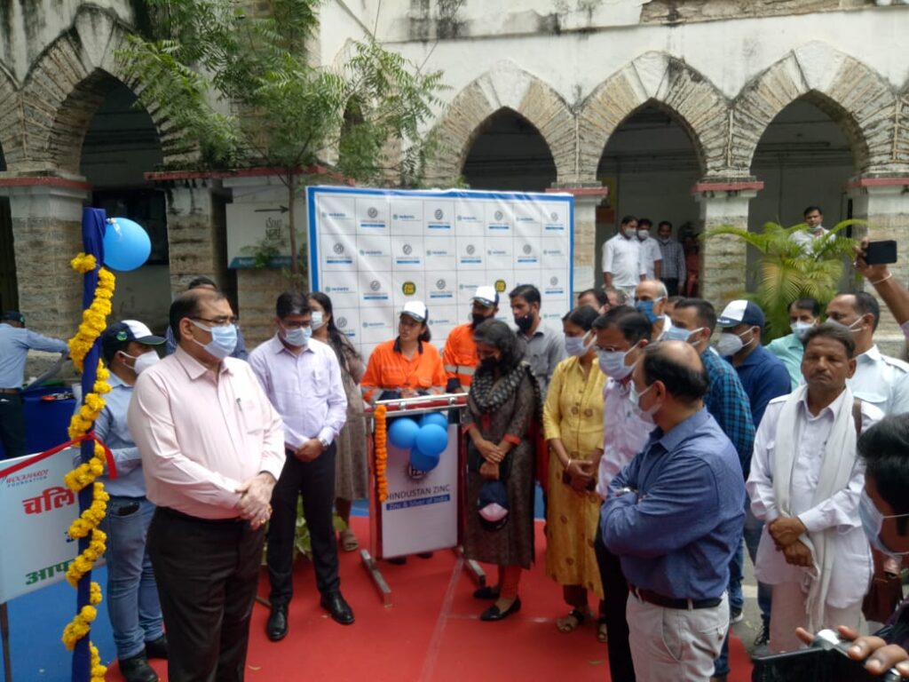 देबारी क्षेत्र के 30 गावों हेतु स्वास्थ्य सेवा परियोजना के तहत् मोबाइल हेल्थ वैन का किया शुभारंभ 3 udaipur 4