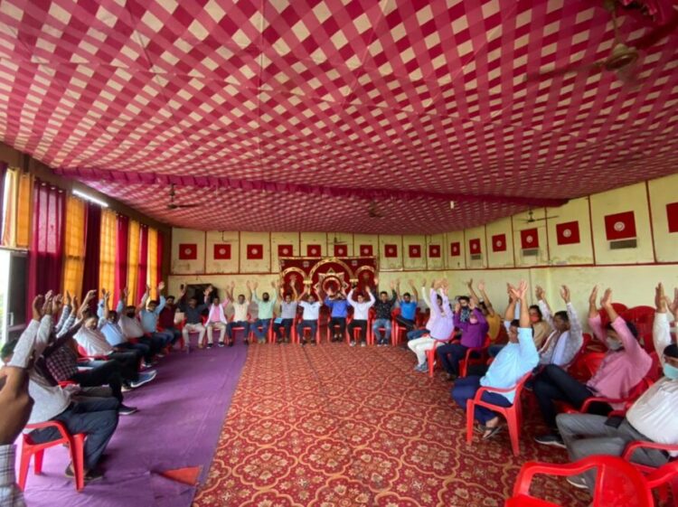 सरकारी कर्मचारी उतरे विधायक वेदप्रकाश सोलंकी के समर्थन में, कहा- विधायक सोलंकी पर लगे आरोप झूठे