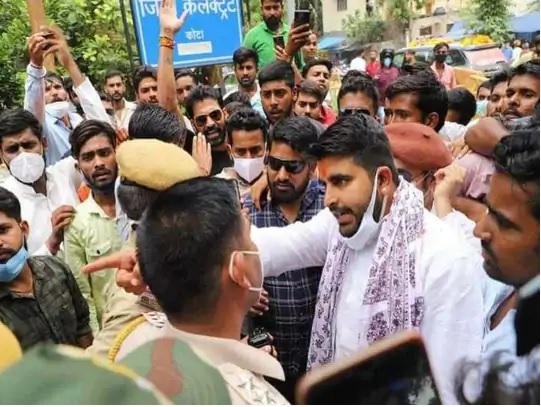 प्रदेशभर के छात्र कोरोना गाइडलाइन के बावजूद शहीद स्मारक से पैदल मार्च निकाल पहुंचेंगे विधानसभा