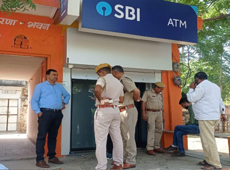 42 लाख रुपए से भरे ATM में लगाई आग : 38 लाख लूटकर भागे, 3 लाख के नोट जले 2 ATM