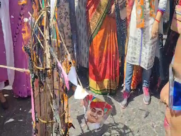 BJP Mahila Morcha burnt the effigy of Education Minister Dotasara in the form of Ravana | बीजेपी महिला मोर्चा ने रावण रूप में फूंका शिक्षा मंत्री डोटासरा का पुतला