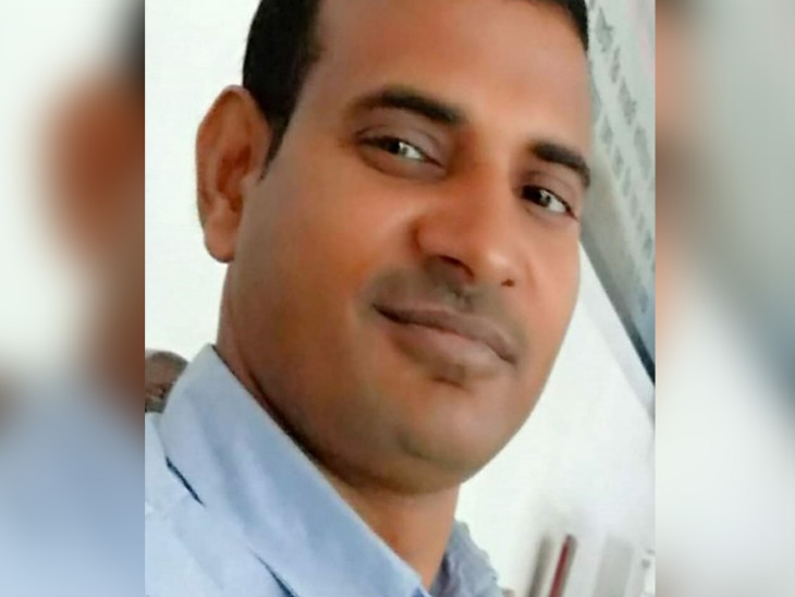 स्कूल लेट पहुंचने पर टीचर ने 5वीं के छात्र को लोहे की रॉड से पीटा स्कूल लेट पहुंचने पर टीचर ने 5वीं के छात्र को लोहे की रॉड से पीटा On reaching the school late, the teacher beat up the 5th student with an iron rod.