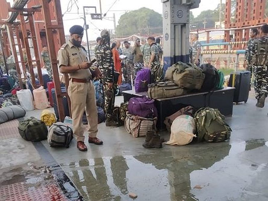 रायपुर रेलवे स्टेशन पर CRPF जवान के हाथ से छूटा डेटोनेटर से भरा बॉक्स, धमाके में 4 जवान घायल रायपुर रेलवे स्टेशन पर CRPF जवान के हाथ से छूटा डेटोनेटर से भरा बॉक्स, धमाके में 4 जवान घायल