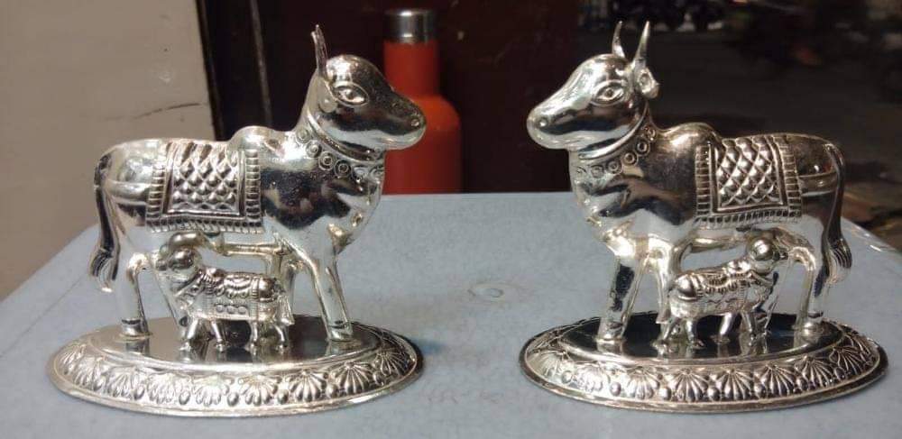 MP के भक्त मन्नत पूरी होने पर सांवलिया सेठ को चांदी की गाय और तुलसी का पौधा किया भेंट