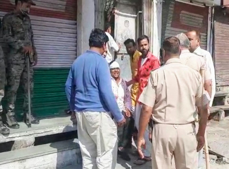 लालकोठी इलाके में एक ही परिवार के दो पक्षों में घर में नाली बनाने को लेकर विवाद में बाप-बेटी की हत्या