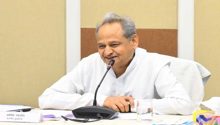 Chief Minister Ashok Gehlot came to CMO after 18 months, settled files after sitting for 4 hours | 18 महीने बाद CMO आए मुख्यमंत्री अशोक गहलोत,4 घंटे बैठ निपटाई फ़ाइले