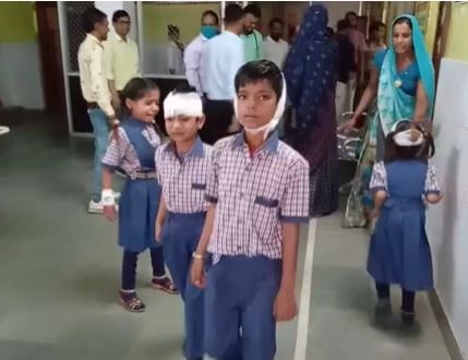 बांसवाड़ा में बच्चों से भरी बस खाई में गिरी, स्टेयरिंग फेल होने से अनियंत्रित होकर पलटी 3 बांसवाड़ा में बच्चों से भरी बस खाई में गिरी, स्टेयरिंग फेल होने से अनियंत्रित होकर पलटी