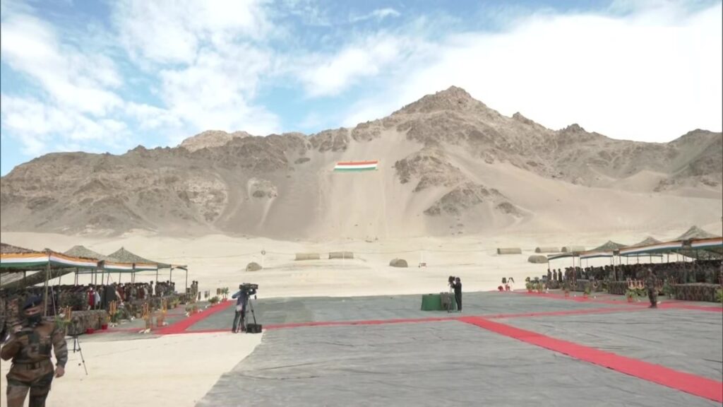 लेह में 1400 किलो वजनी तिरंगे का अनावरण 2 Tricolor weighing 1400 kg unveiled in Leh | लेह में 1400 किलो वजनी तिरंगे का अनावरण